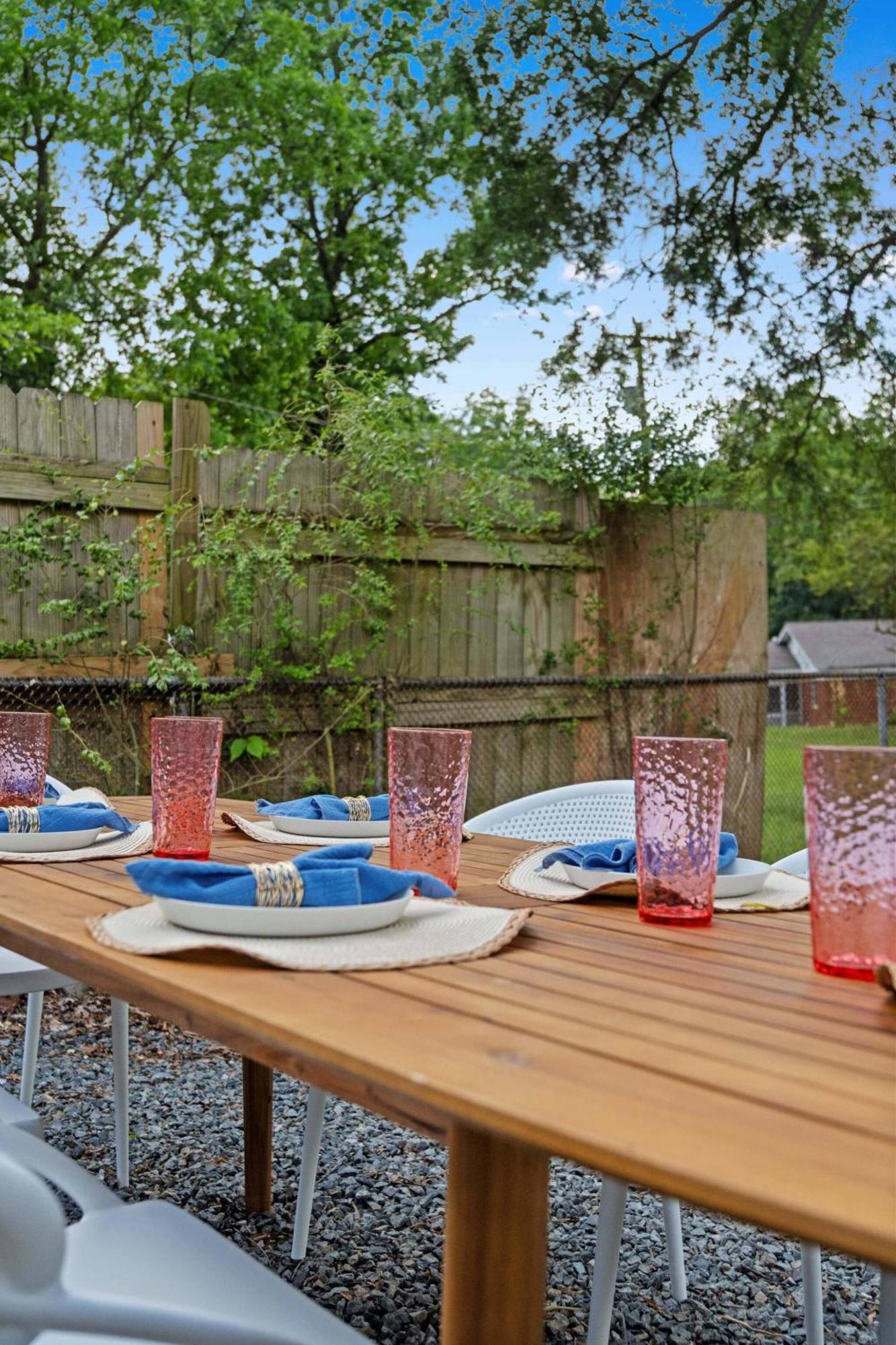 3bd Near Dt | Bbq, Backyard Games & Outdoor Dining Holiday home *