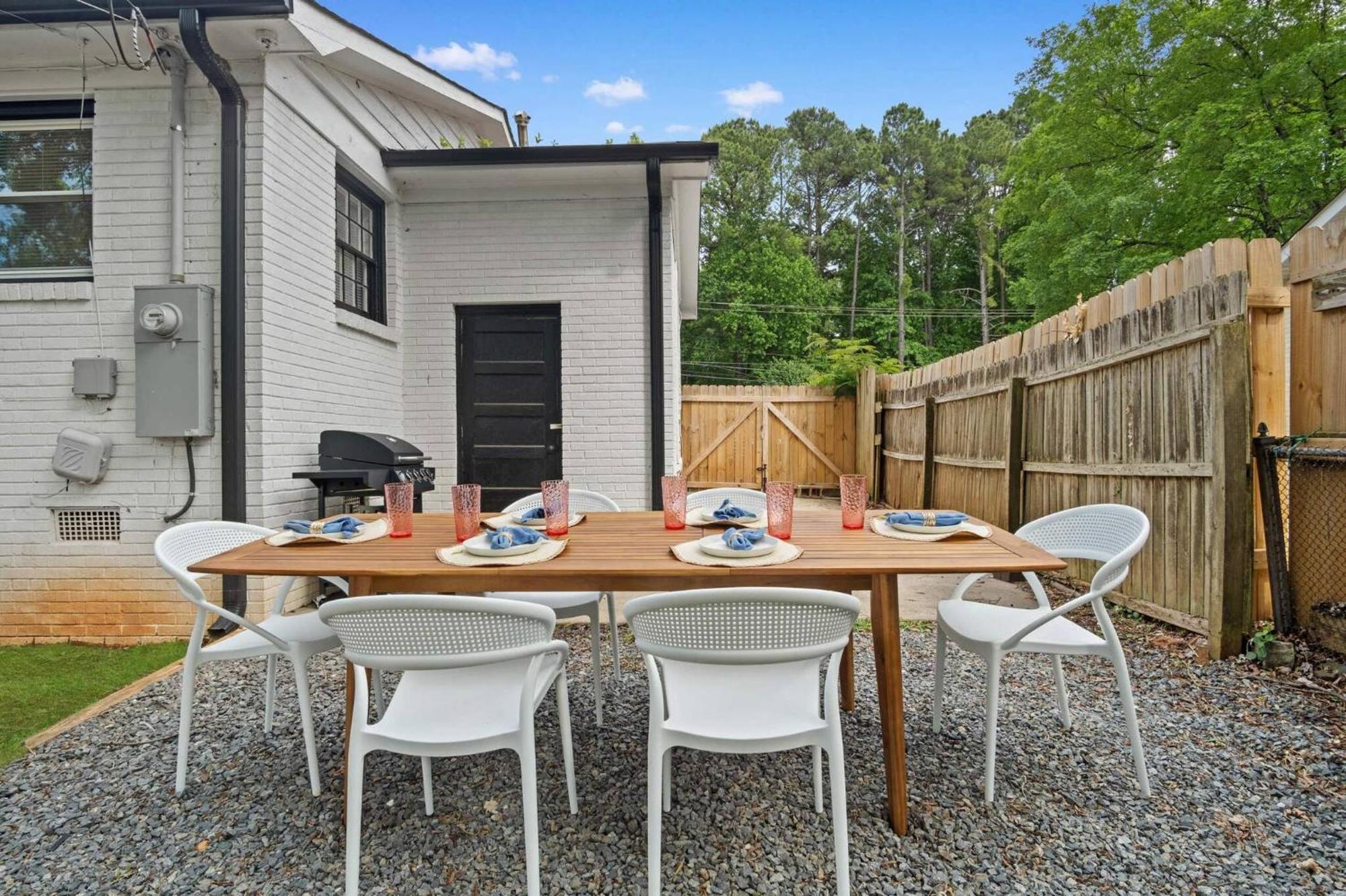 3bd Near Dt | Bbq, Backyard Games & Outdoor Dining Holiday home *