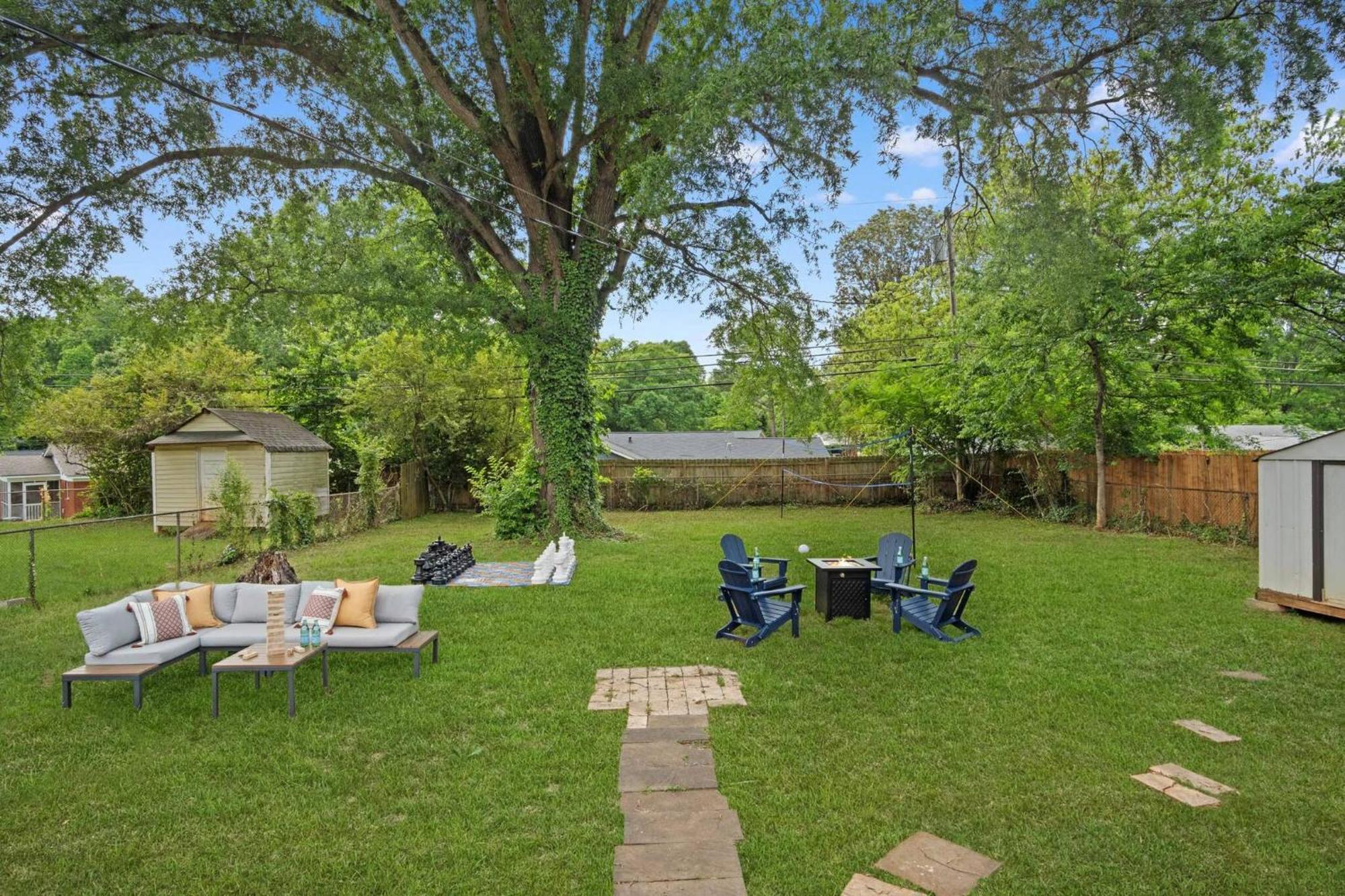 Holiday home 3bd Near Dt | Bbq, Backyard Games & Outdoor Dining Charlotte
